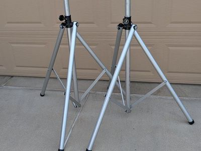 ULTIMATE SUPPORT SPEAKER STANDS