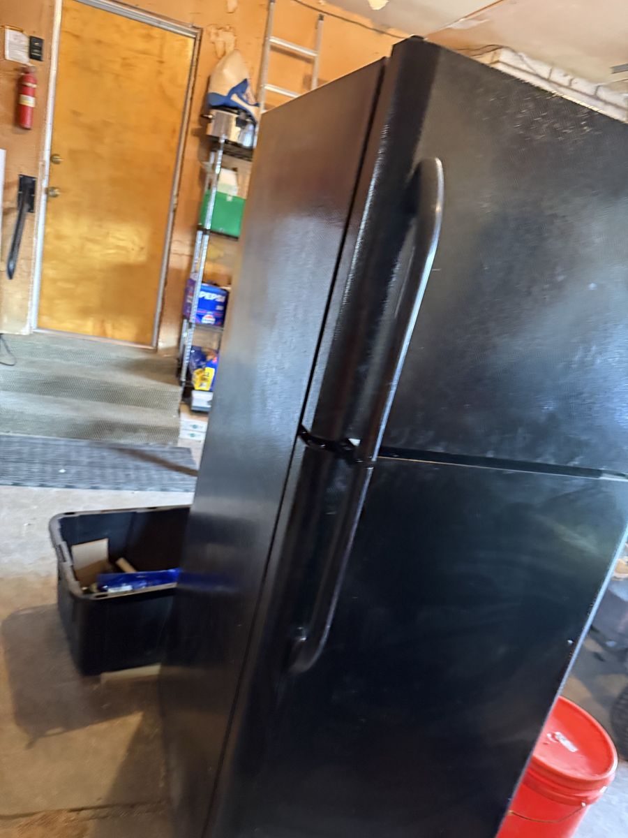 Frigidaire Top-Freezer Refrigerator in Blacki