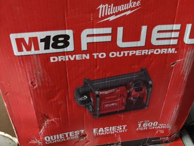 Milwaukee M18 FUEL 2840-20 2-Gallon Cordless Quiet Compact Air Compressor - New in Box