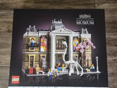Brand New Sealed LEGO ICONS Natural History Museum 10326