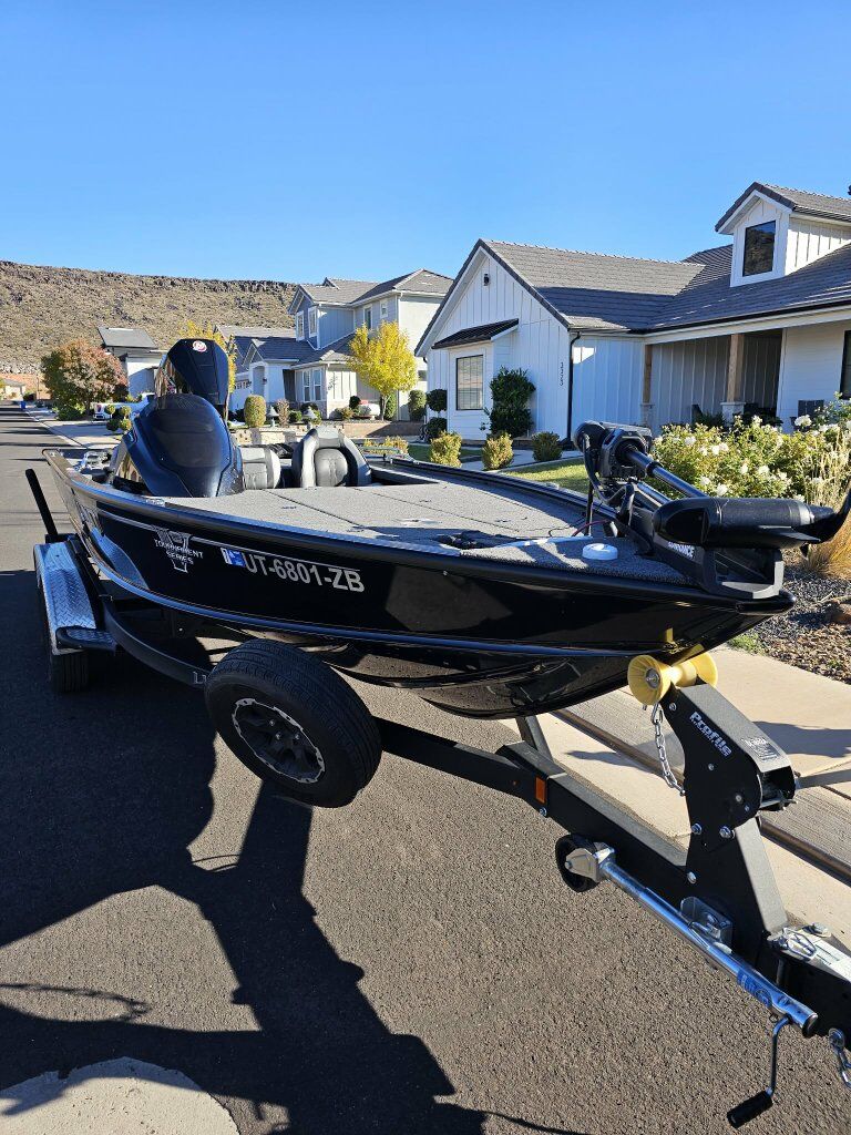 Lund 1875 Pro V Bass boat