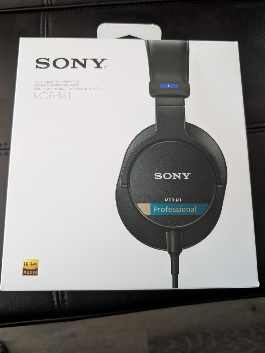 Sony Professional MDR-M1 Studio Monitor Headphones new in box