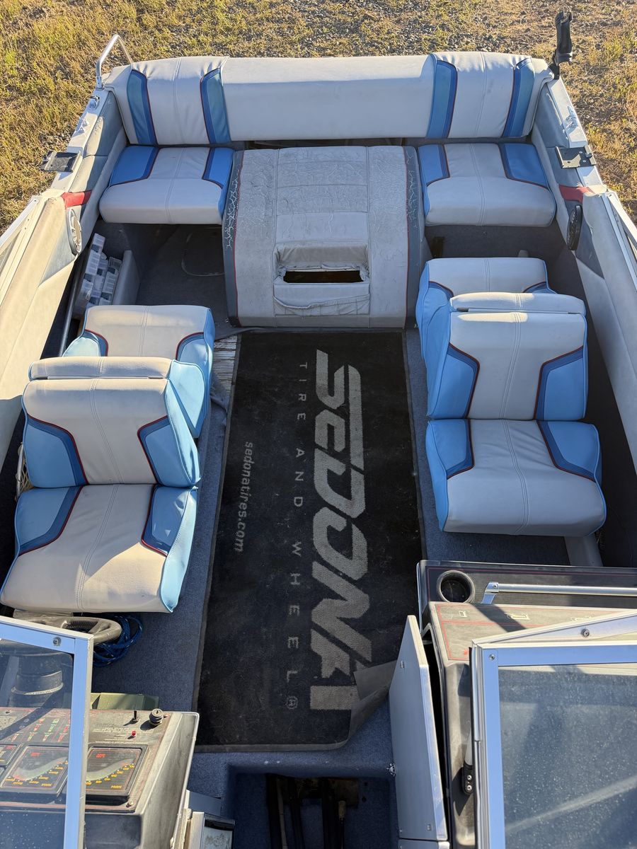 21’ FISHING BOAT, W/RESTROOM, FAMILY BOAT W/ WATER SKIS