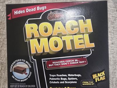 BLACK FLAG Roach Motel Traps Household Pests • Contains 2 Traps per Box