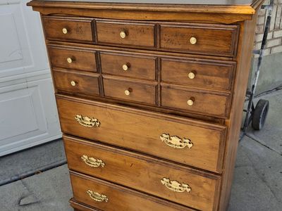 pine wood dresser/liliy