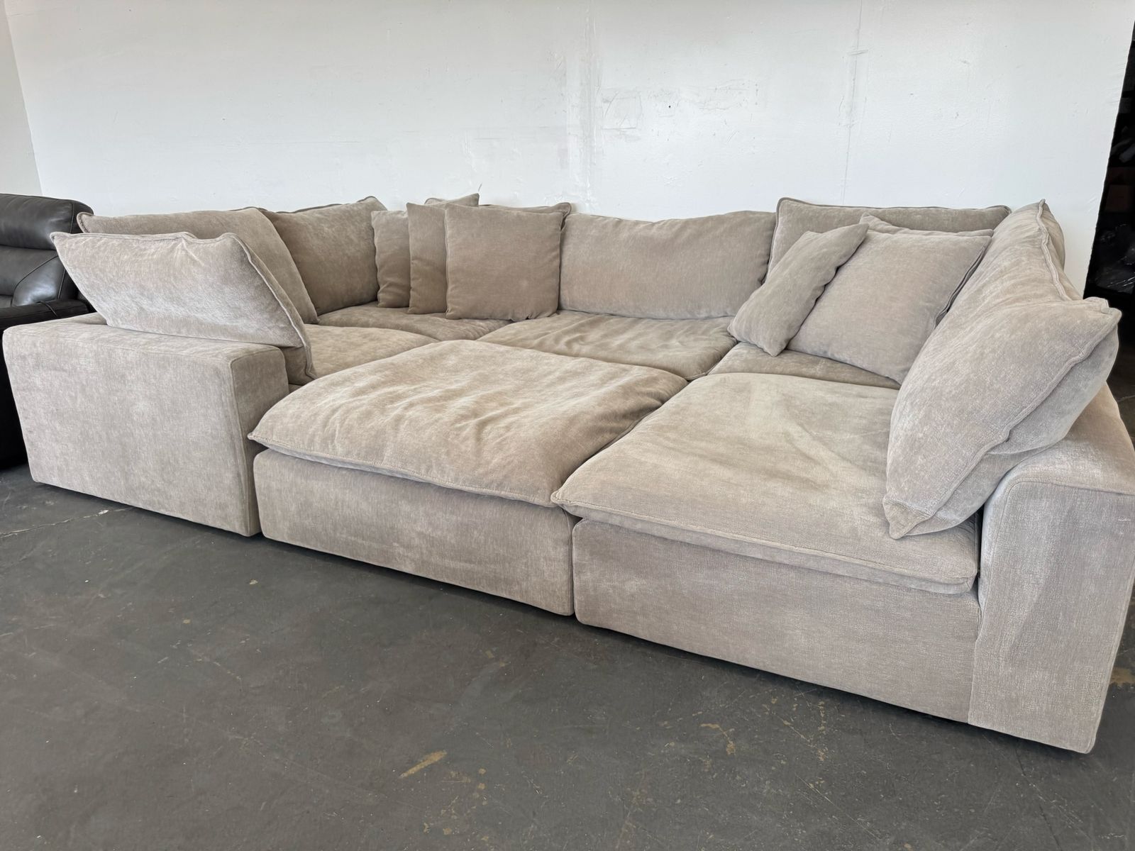 COSTCO SEREEN MODULAR SECTIONAL SOFA COUCH & OTTOMAN