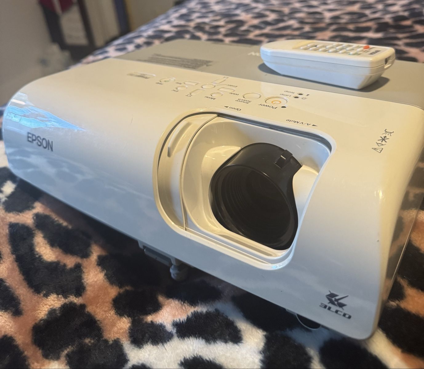 Epson PowerLite S5 . 7800p LCD Projector with Remote - Great for Home Theater/Presentations