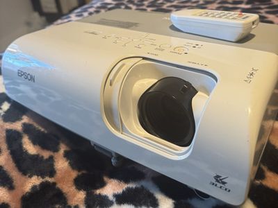Epson PowerLite S5 . 7800p LCD Projector with Remote - Great for Home Theater/Presentations