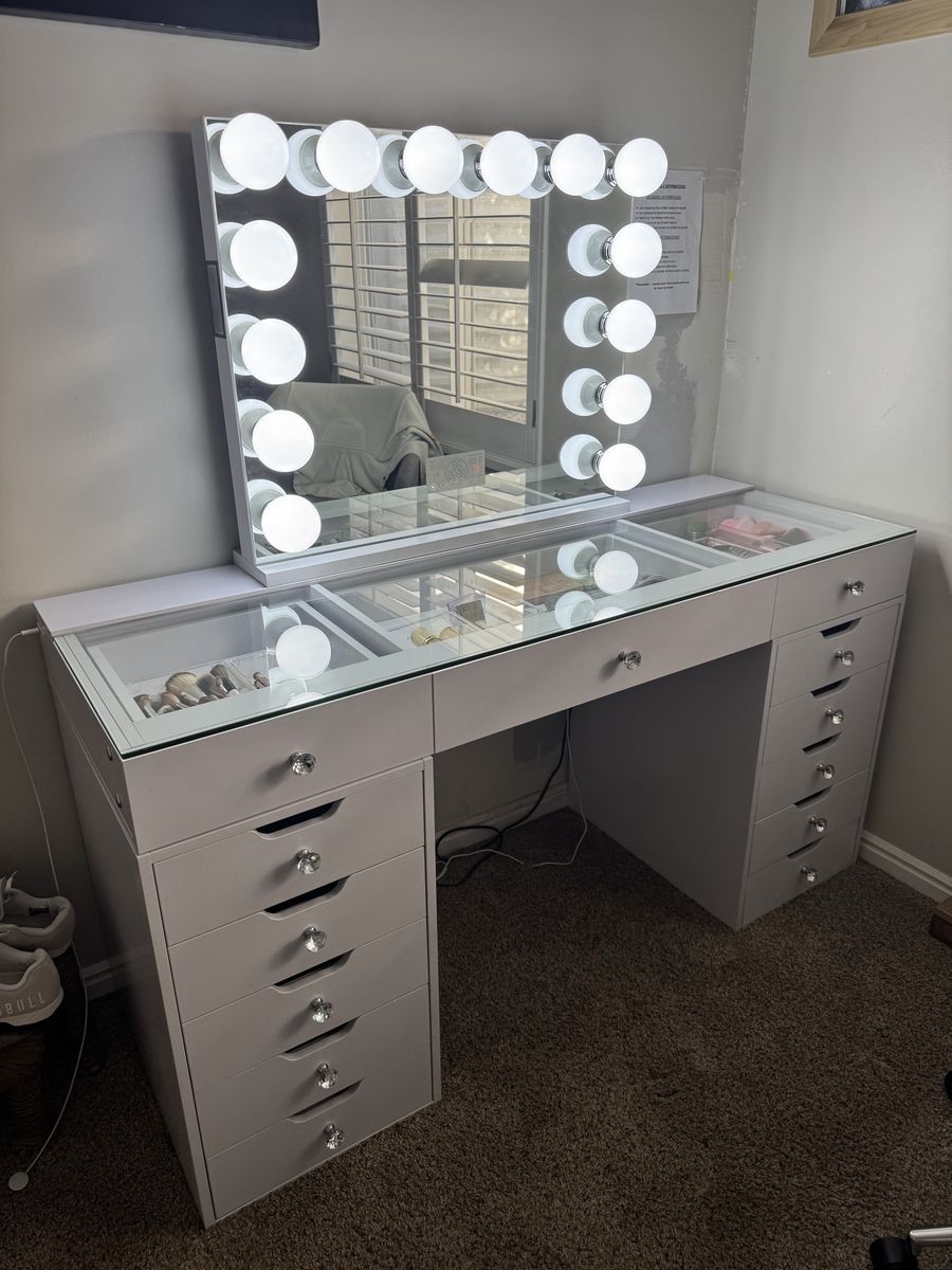 BEAUTIFUL MAKEUP VANITY