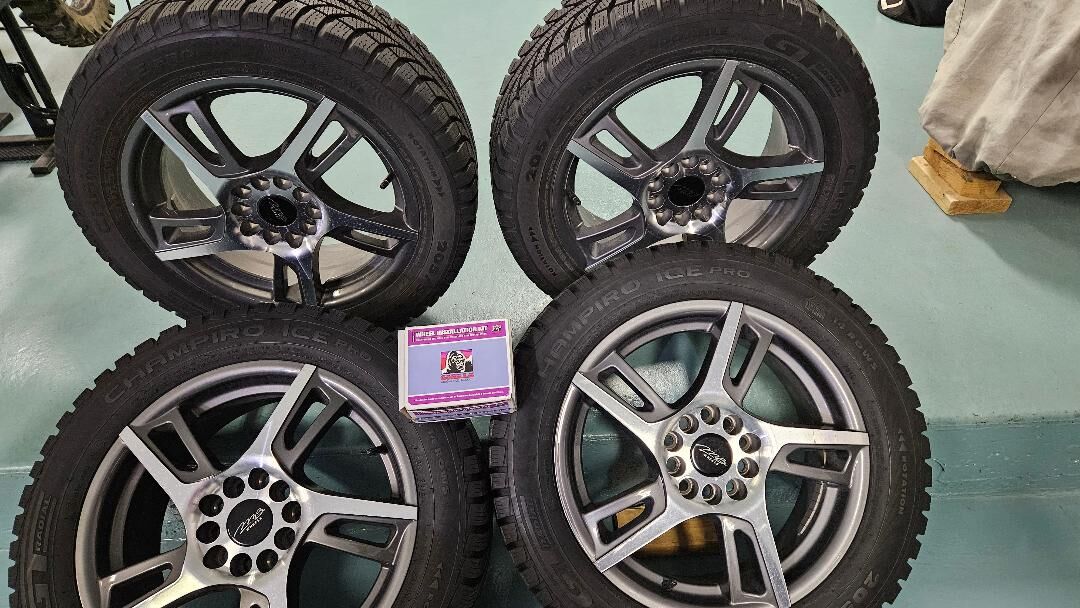 Snowtires (Mounted on rims)