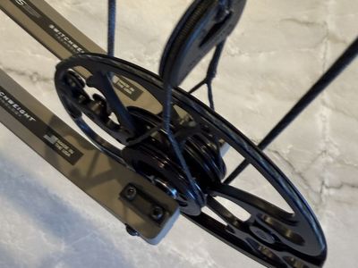 Mathews V3X 29 Compound Bow - 29” 70lb RH - Shipping Damage