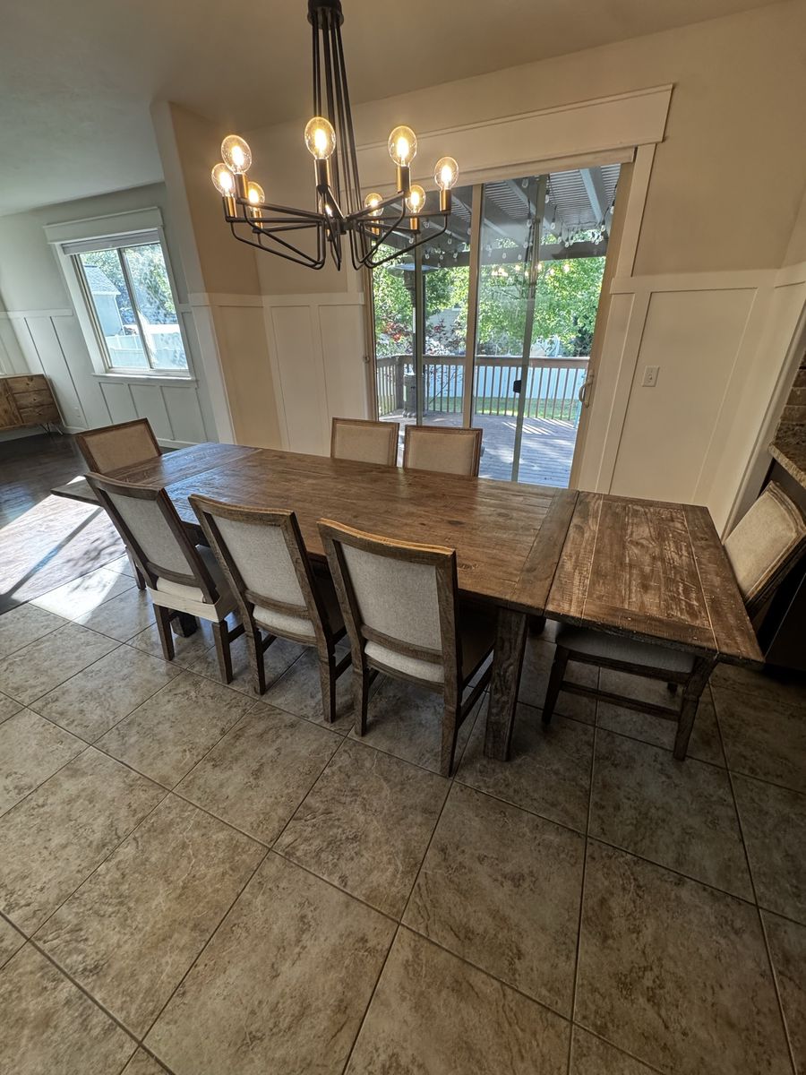 115" length Kitchen Tanle with 7 chairs.  Excellent condition.