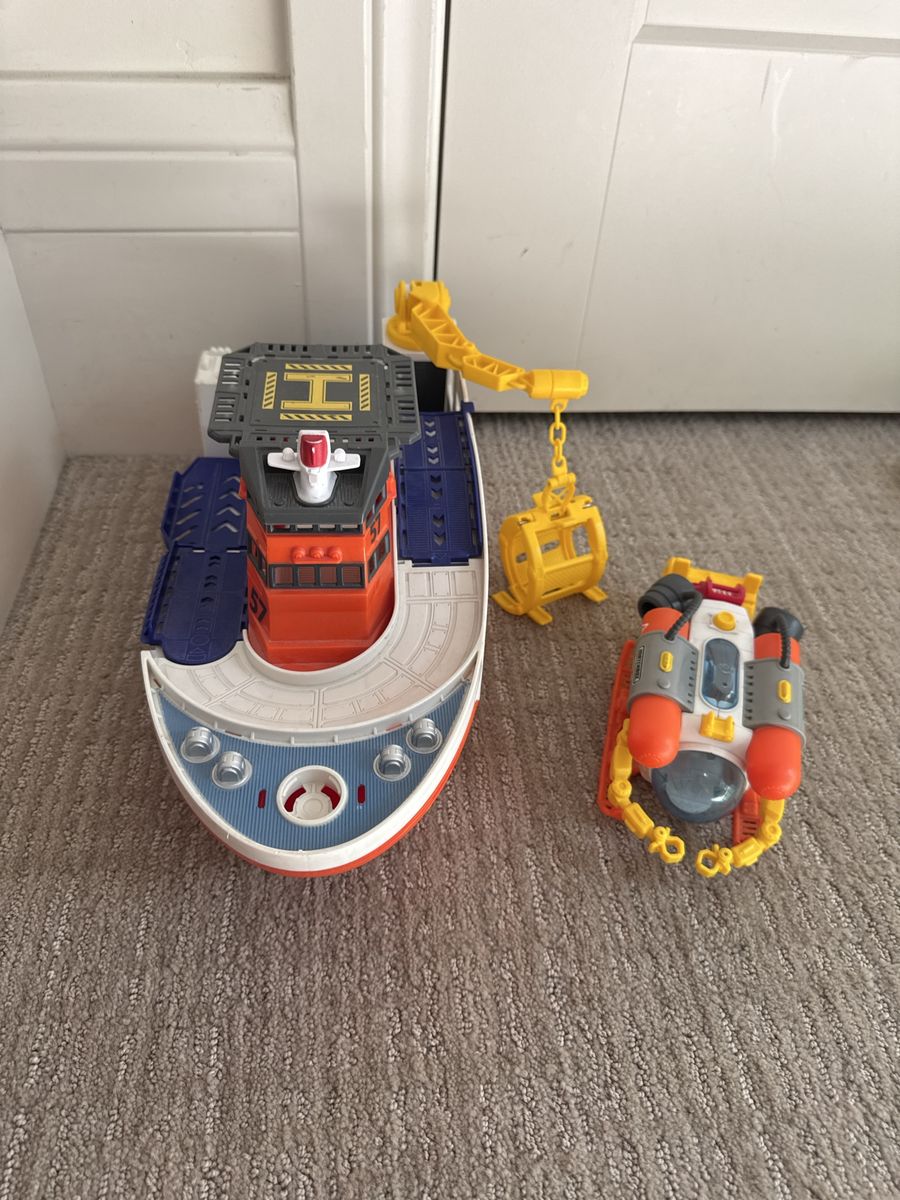 Boat and submarine toy
