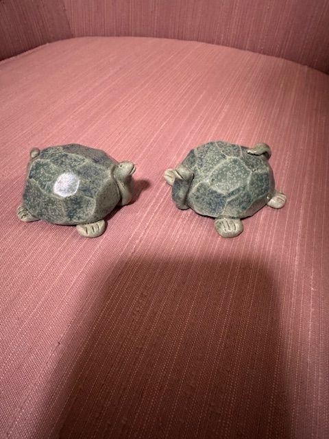 small decorative turtle figurines,