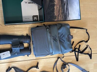 Vortex 10x42 Razor UHD binos And Case