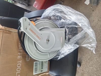 giraffe retractable air hose