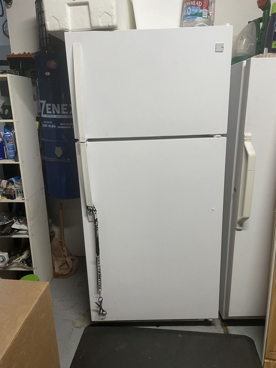 Kenmore Top-Freezer Refrigerator in White