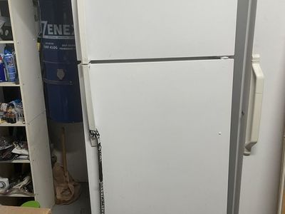 Kenmore Top-Freezer Refrigerator in White