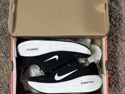 NIKE VOMERO PLUS Size 10.5 Mens