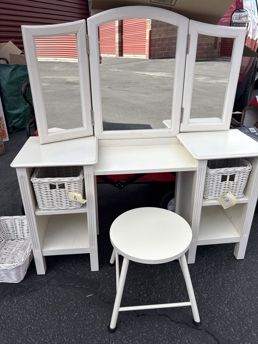 Pottery Barn Kids Madeline Play Vanity And Stool