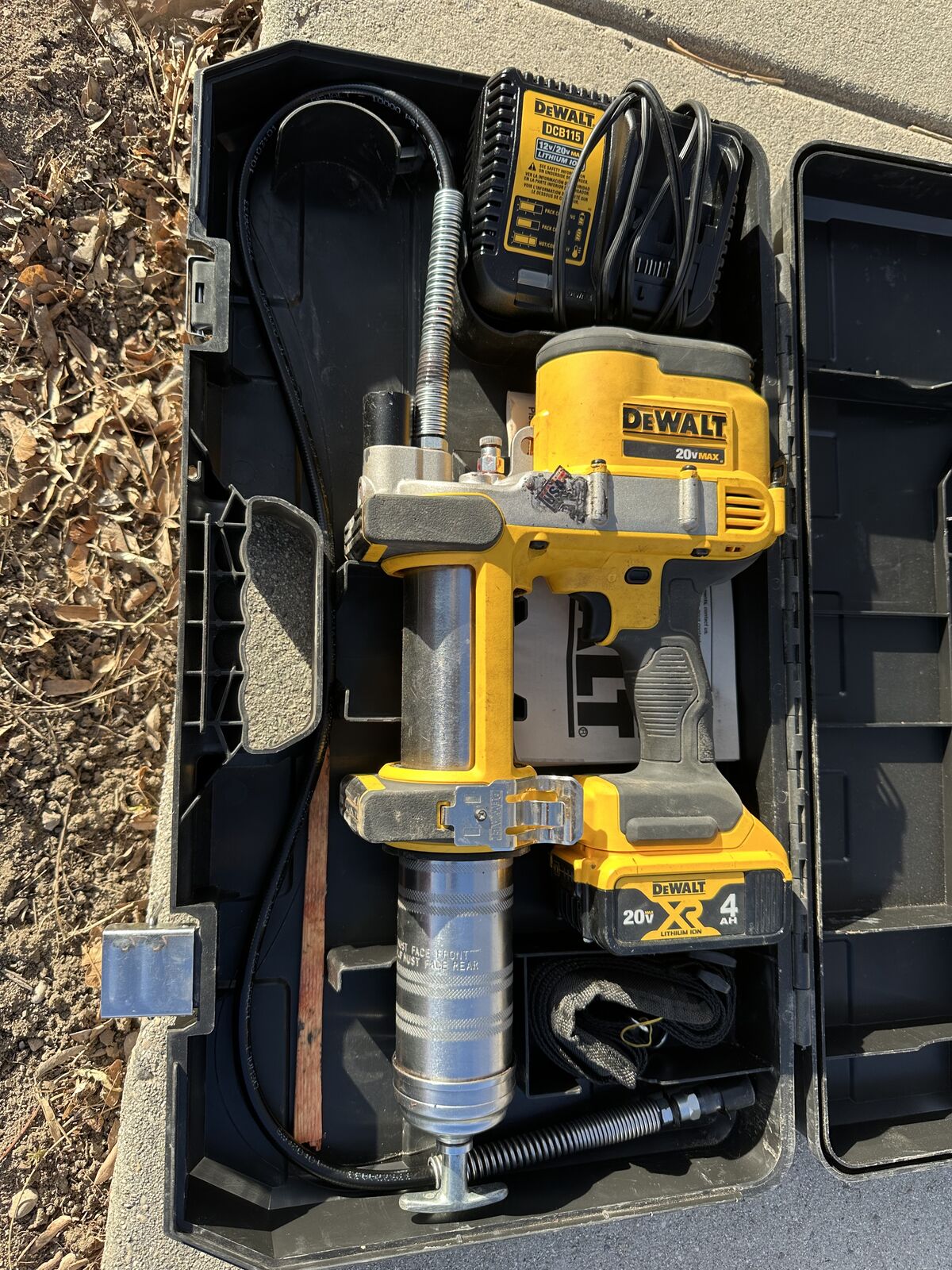 Dewalt Grease Gun  With Battery And Charger