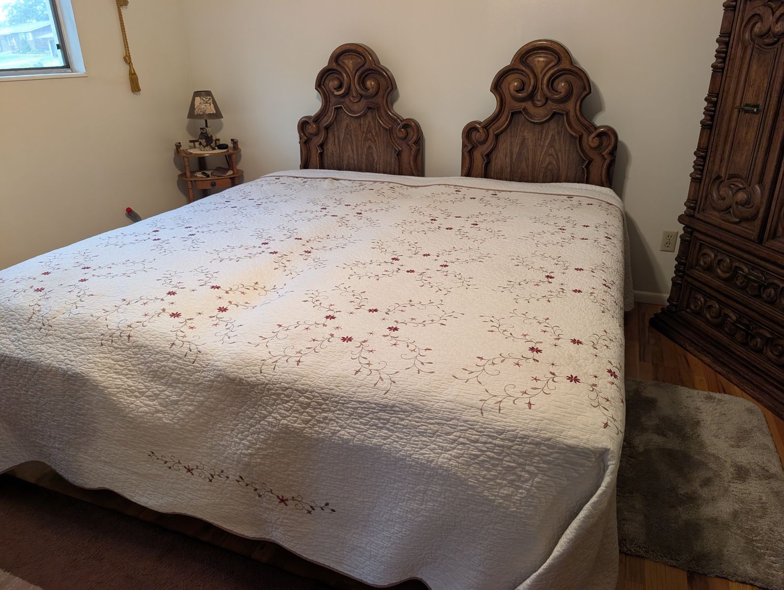  Carved Wood Split King Bedroom Set