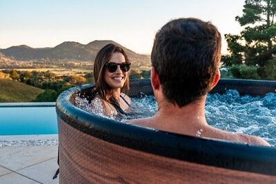 MSpa Duet portable 6 person hot tub