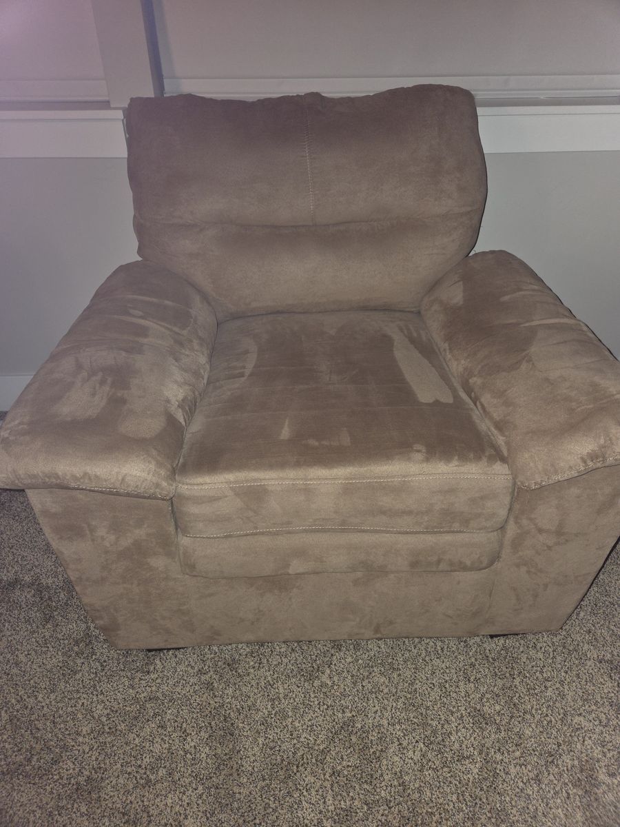 Very Comfortable Plush Chair Tan/Cream color