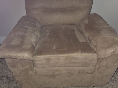 Very Comfortable Plush Chair Tan/Cream color