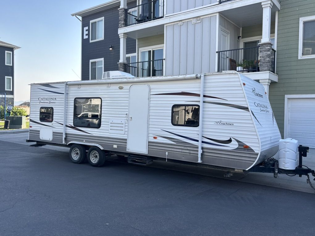 2013 Coachman Catalina 28 Foot Sleeps Up To 9