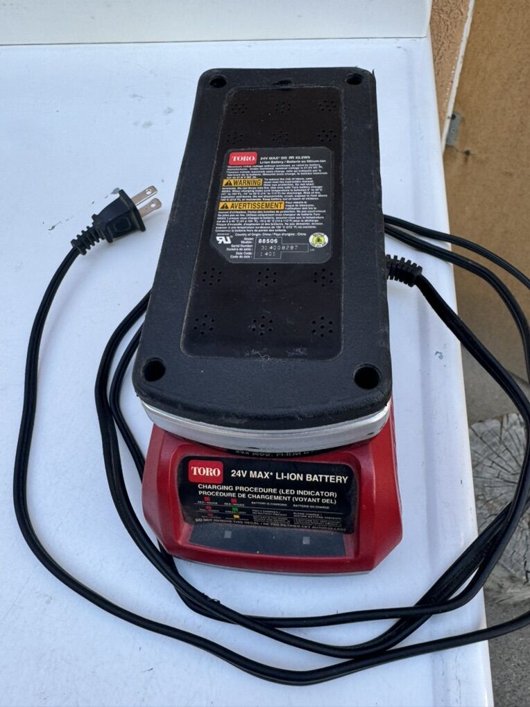 Toro 24 V Charger and  Battery