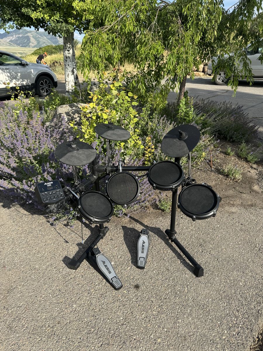 Alesis Nitro Mesh Kit Electronic Drum Set - Complete 8-Piece Kit with Mesh Heads