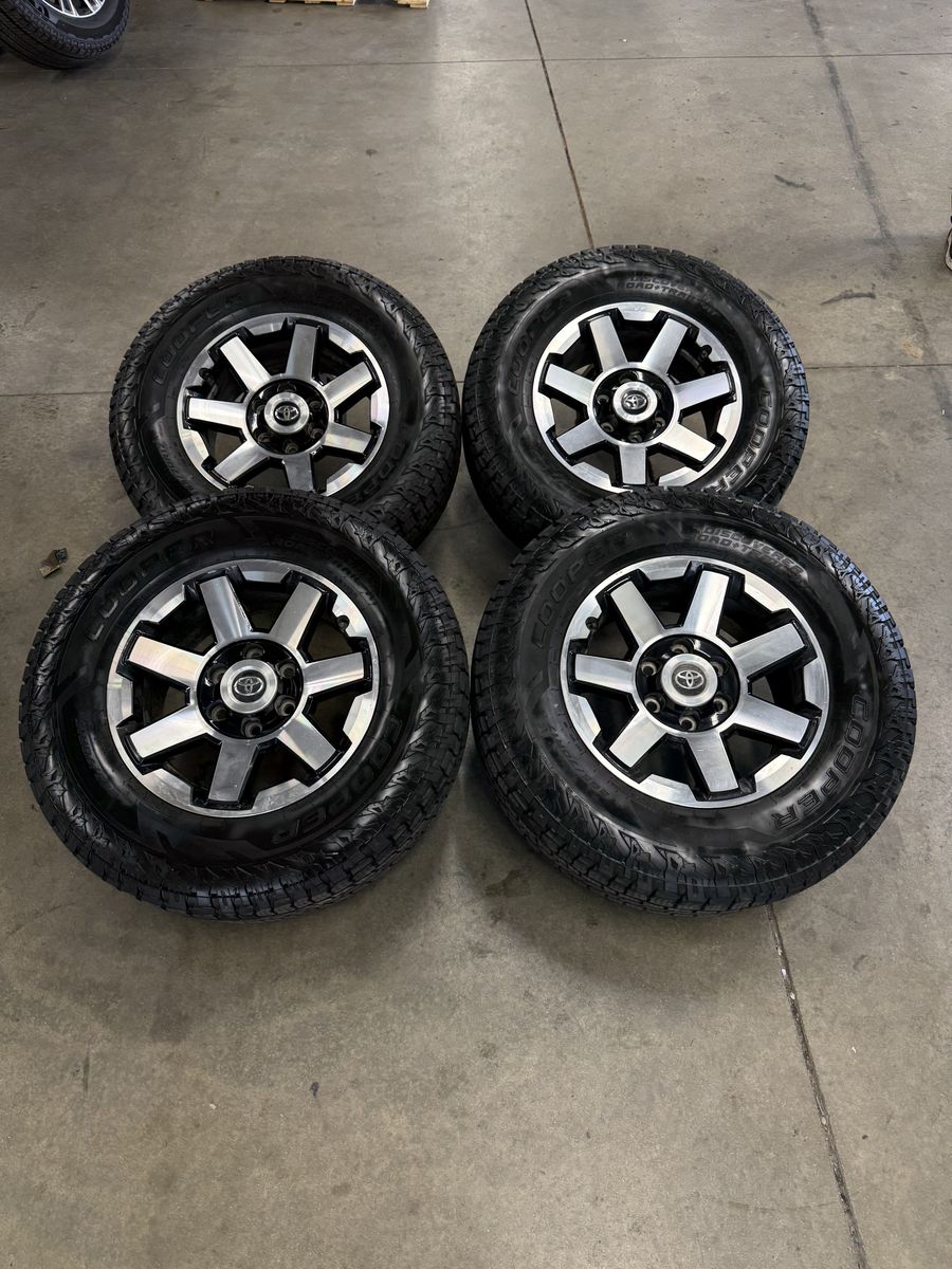 LIKE NEW 2023 Toyota 4runner TRD 17in/ 265/70/17