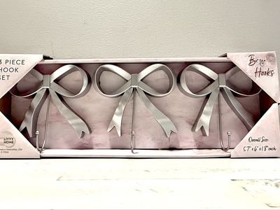 LIVVY HOME 3-Piece Silver Bow Wall Hooks Set Decorative Hangers