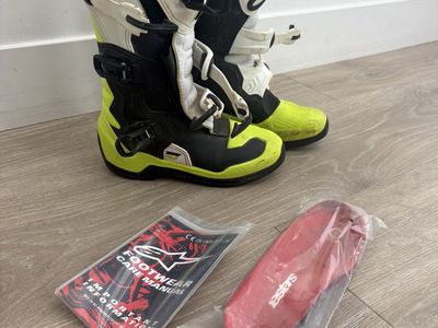 Alpinestars Tech 3 youth Motocross Boots - YOUTH SIZE 4 Size- Black/White/Neon Yellow