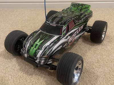 TRAXXAS RUSTLER RC CAR