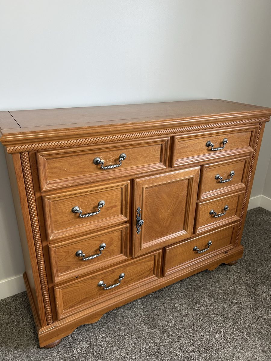 Solid wood dresser, everything works