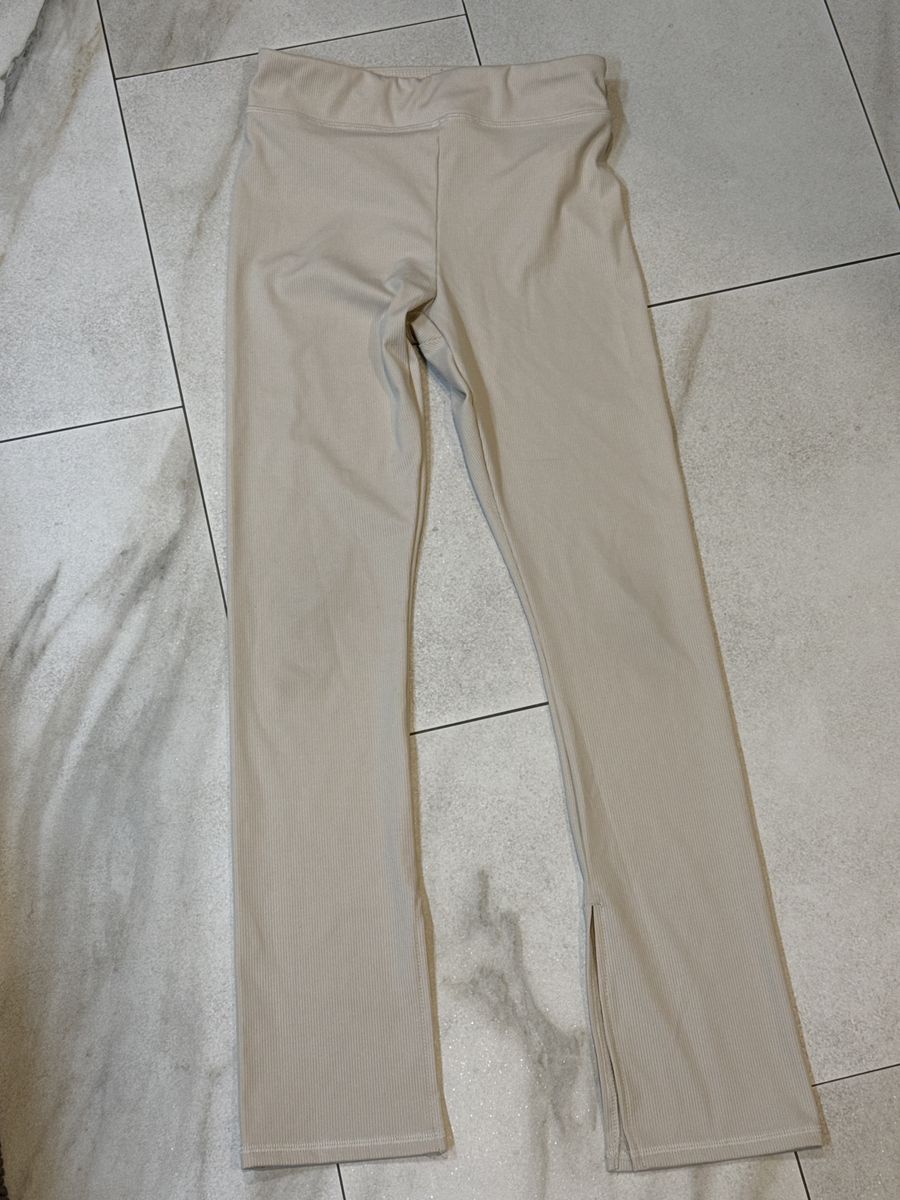Old Navy size 10–12 cream ribbed active pants