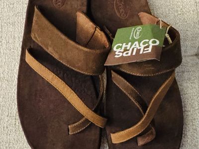 Chaco Women's Size 8 Leather Strappy Toe Loop Sandals Brown NWT