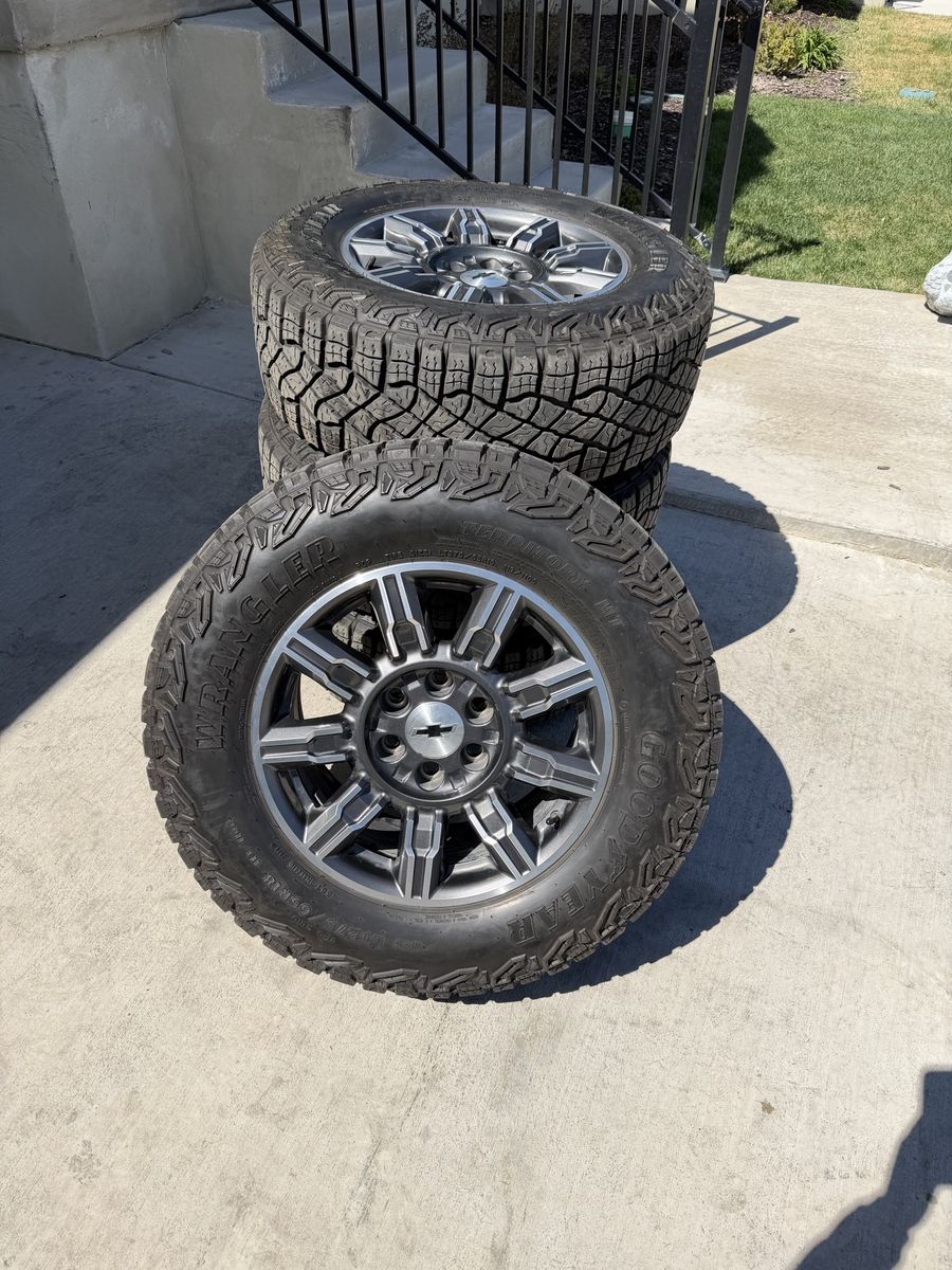 Chevy Silverado 1500 Rims and Tires 275/70R18