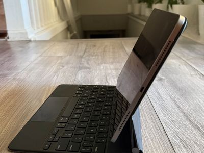Ipad Air 5th Gen. WIFI, 256 GB, Space Gray and Apple Magic Keyboard