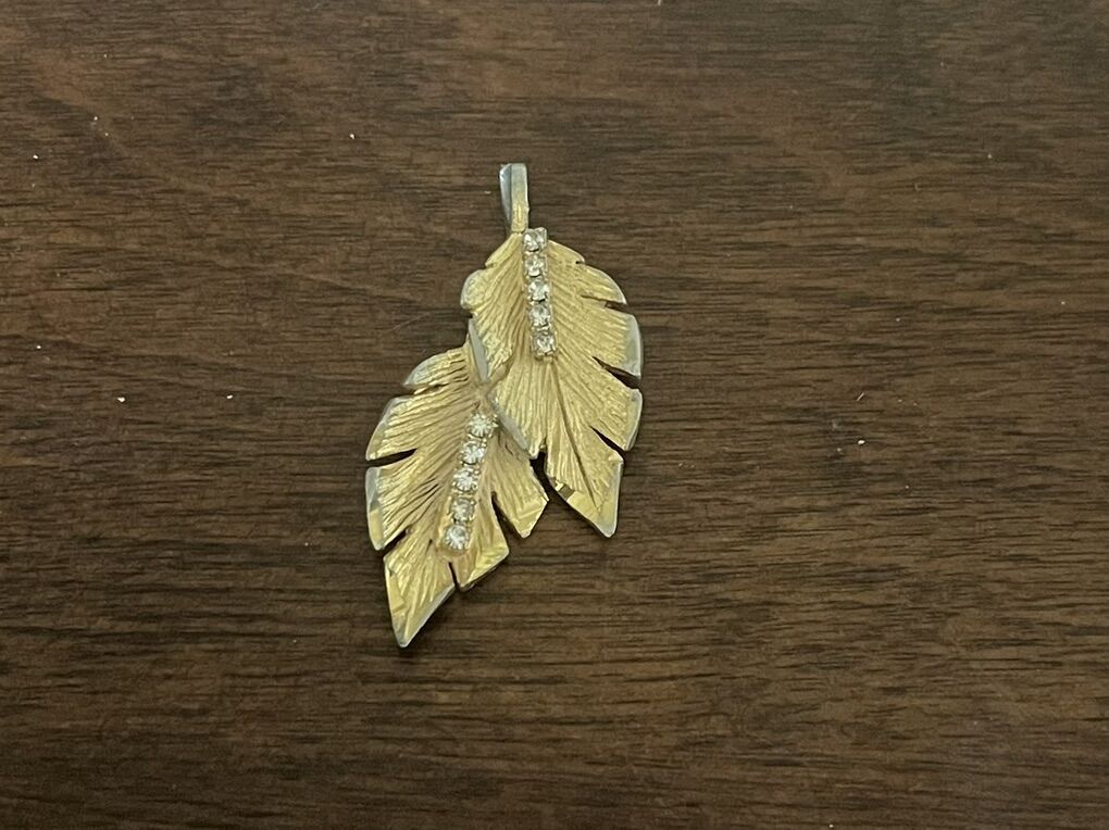 Gold Tone Pendant W/ Leaves And Rhinestones