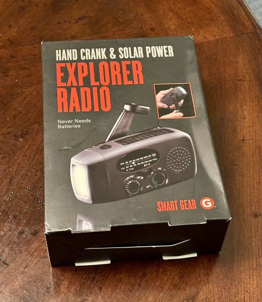 Hand Crank & Solar-Powered Radio by Smart Gear