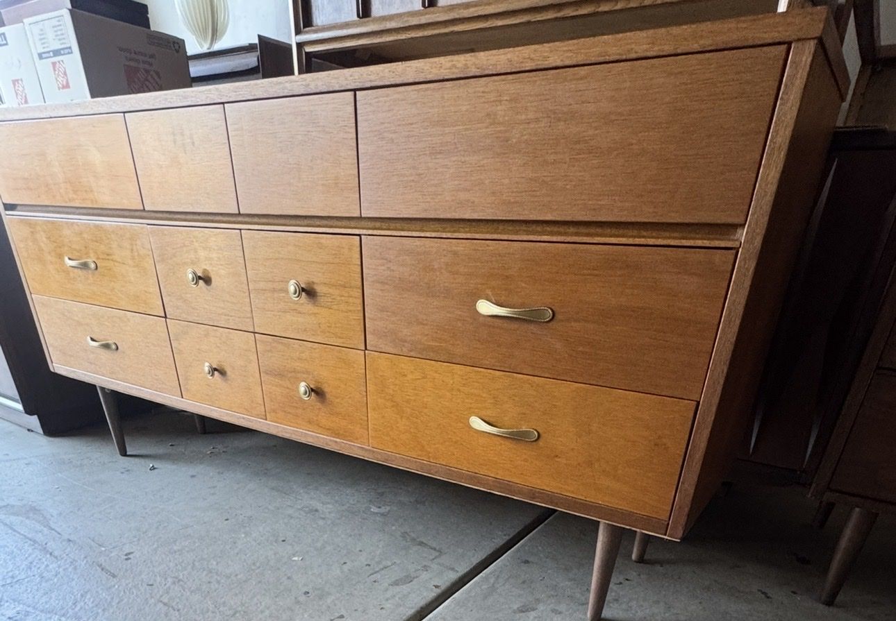 Vintage Mid-Century Modern dresser / credenza