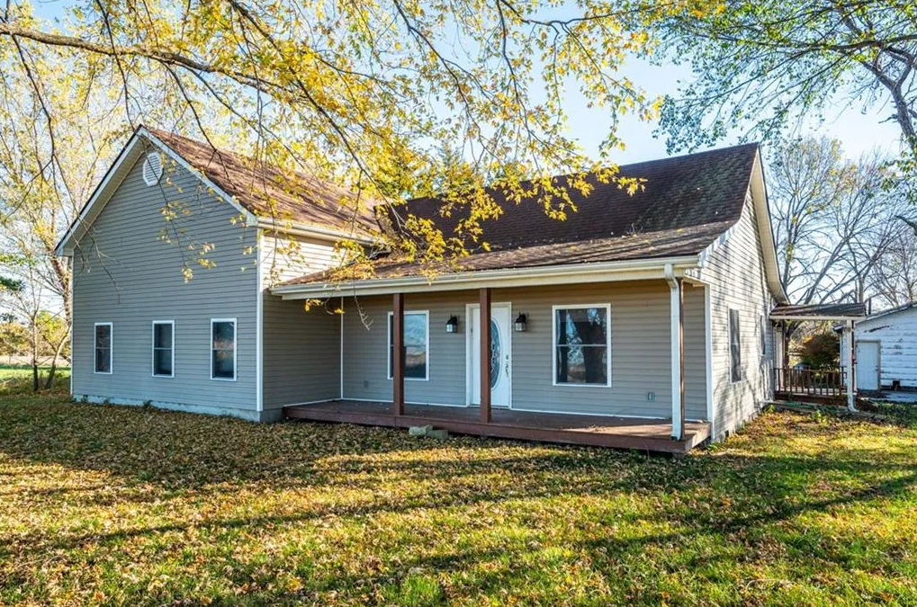Charming Farmhouse on 3.75 Acres Jameson, MO