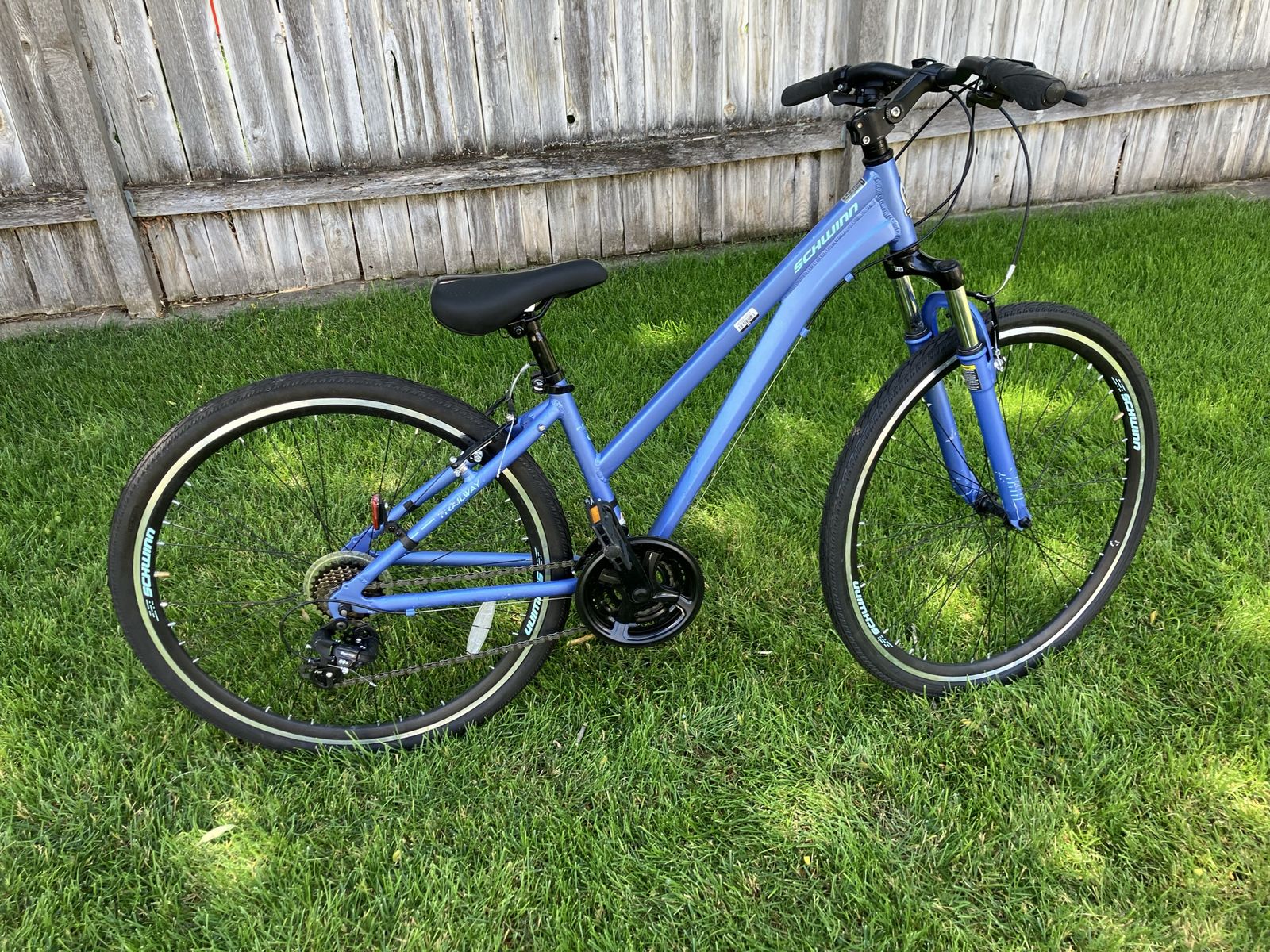 Schwinn Trailway 28” hybrid bicycle
