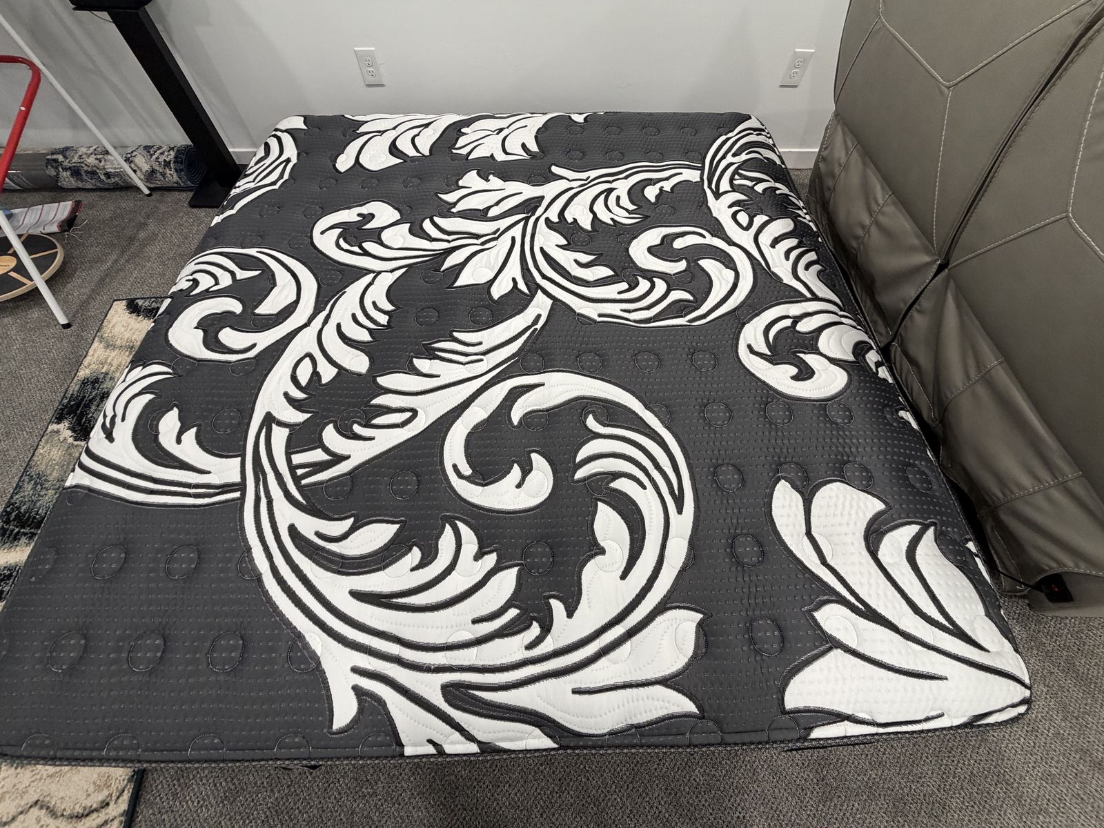 King Mattress Serta Soothe+ latex