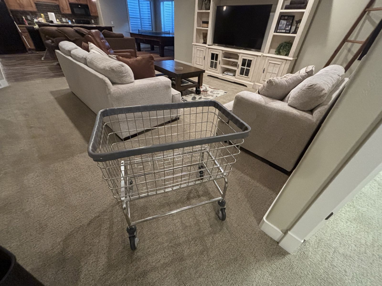 Commercial laundry cart