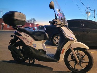 2024 Piaggio liberty 150 S complete with accessories and USB!