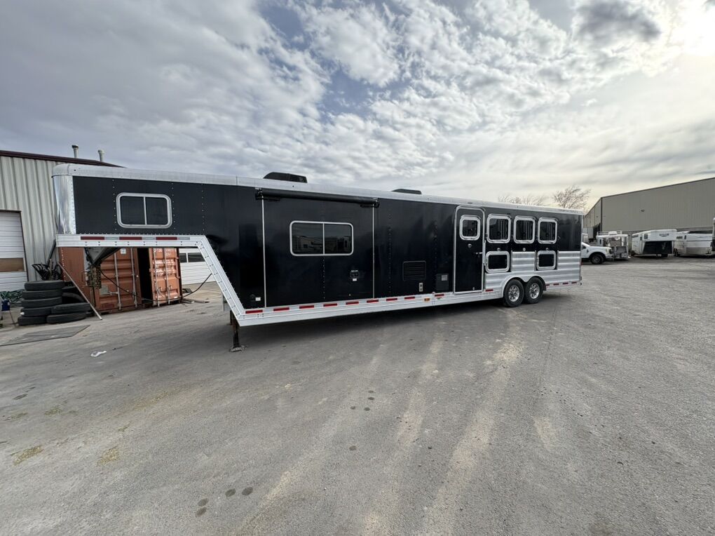 2015 Featherlite 4 HR LQ